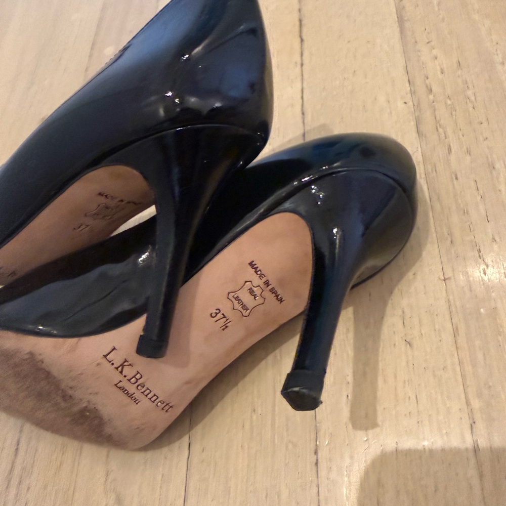 LK Bennett Black Patent Pointed Pumps with Bow and Metal Accent - Picture 6 of 9